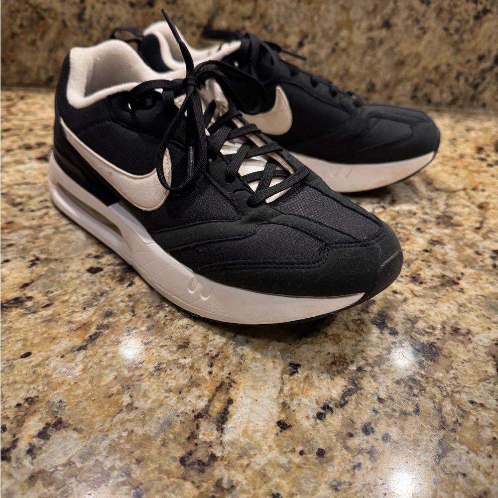 Nike Air Max Dawn black/summit white size 6 Y.